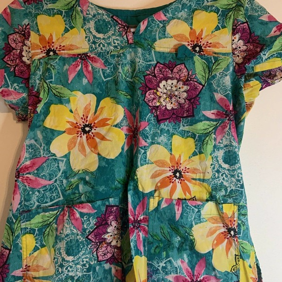 MC2 Multi-Color Floral Scrub Top Medical Uniform Medium - Picture 4 of 8